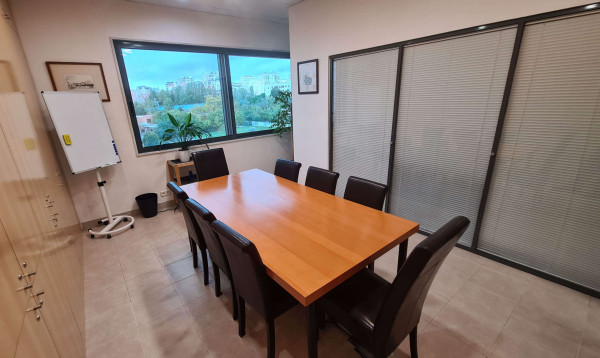 LXoffice - Sala de reuniões com muita luz natural na R. Hermano Neves 18, Lisboa