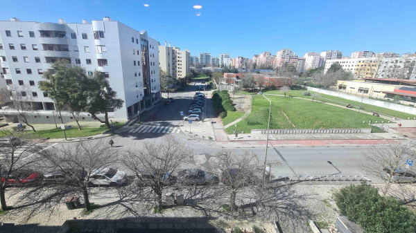 LXoffice - Vista exterior da sala de reuniões na R. Hermano Neves 18, Lisboa (Telheiras)