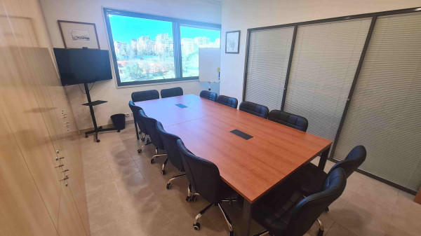 LXoffice - Sala de reuniões com muita luz natural na R. Hermano Neves 18, Lisboa